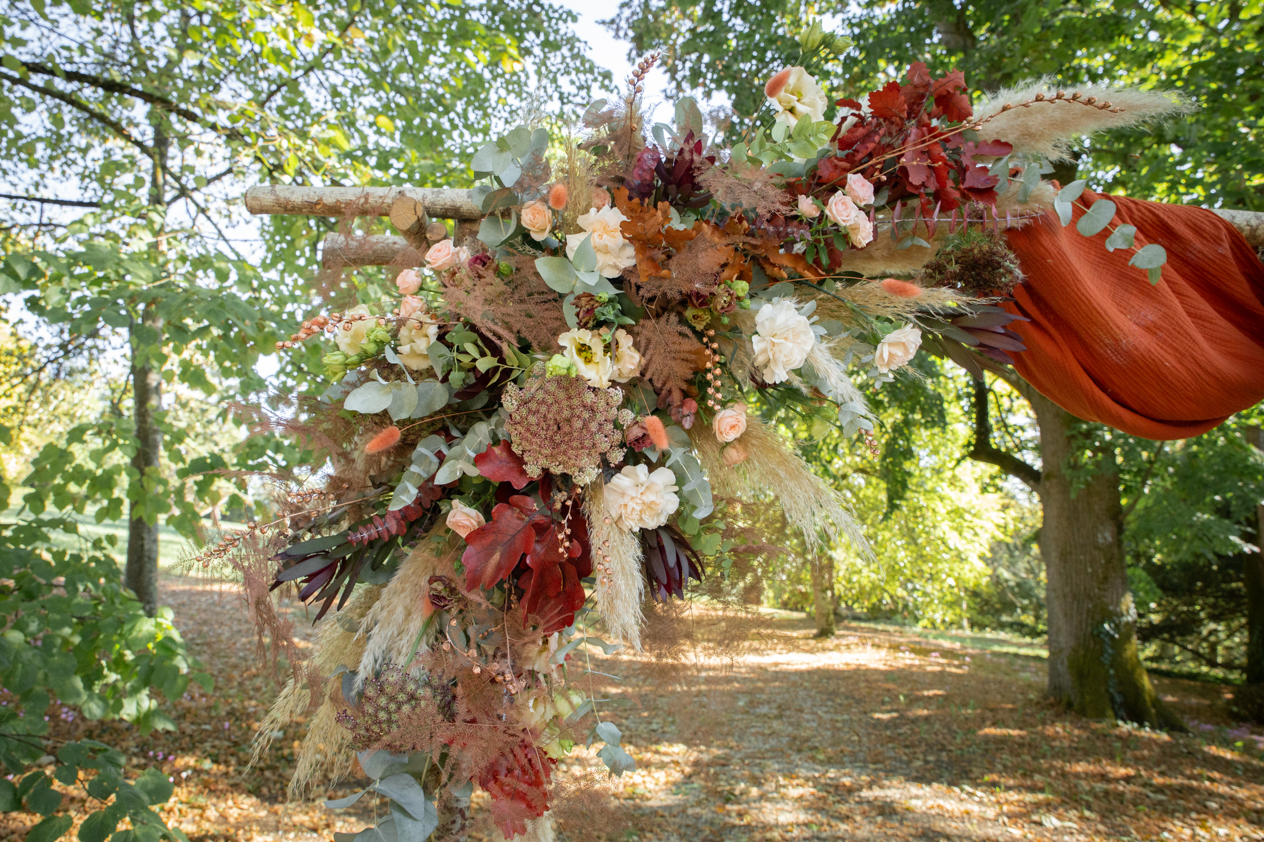 Mariage crépuscule d’automne — livre d’or et décor floral